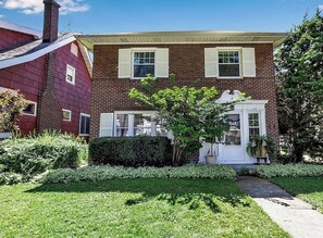 Exterior - 5 Bedroom Home w/ Private Parking Near Niagara Falls (Niagara Falls)