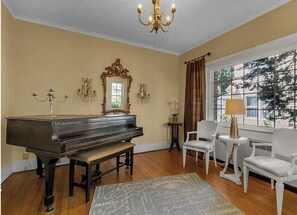 Interior - 5 Bedroom Home w/ Private Parking Near Niagara Falls (Niagara Falls)