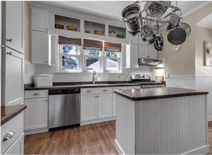 Private kitchen - 5 Bedroom Home w/ Private Parking Near Niagara Falls (Niagara Falls)