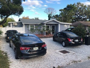 Property grounds - Pleasant 1-bedroom NEW Studio 3 with NEW AC in Pinellas Park (Pinellas Park)