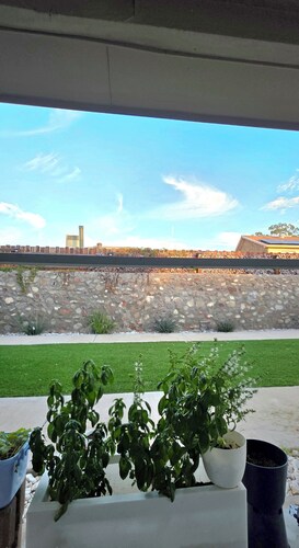 3-bedroom house in adorable El Paso West, with cool AC and gym access