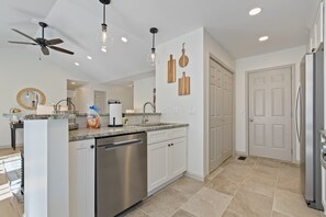 冰箱、微波炉、烤箱、炉灶