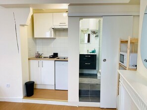 Jääkaappi, mikroaaltouuni, kahvin-/teenkeitin