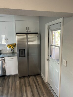 Interior - Charming 3-bedroom, 2-bath, house convenient to EVERYTHING! (Fort Lauderdale)