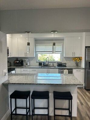 Mikrowelle, Ofen, Herdplatte, Geschirrspüler