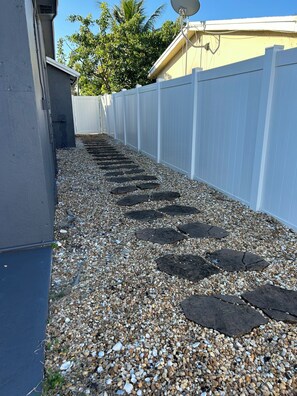 Property grounds - Charming 3-bedroom, 2-bath, house convenient to EVERYTHING! (Fort Lauderdale)