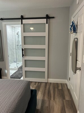 Iron/ironing board, WiFi, bed sheets - Charming 3-bedroom, 2-bath, house convenient to EVERYTHING! (Fort Lauderdale)