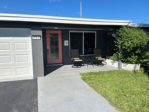 Exterior - Charming 3-bedroom, 2-bath, house convenient to EVERYTHING! (Fort Lauderdale)