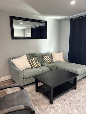 TV - Charming 3-bedroom, 2-bath, house convenient to EVERYTHING! (Fort Lauderdale)