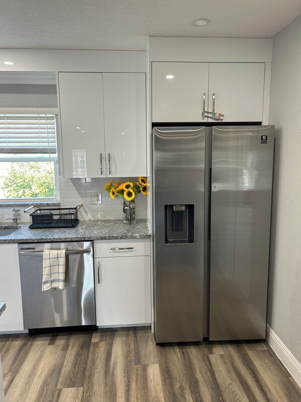 Microwave, oven, stovetop, dishwasher - Charming 3-bedroom, 2-bath, house convenient to EVERYTHING! (Fort Lauderdale)