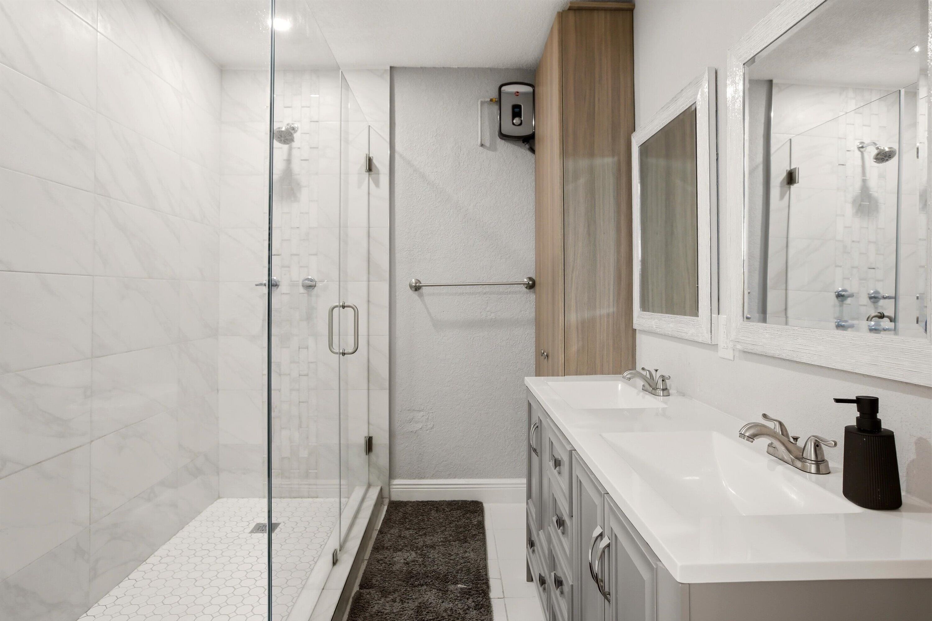 Een douche, een bidet, handdoeken, zeep