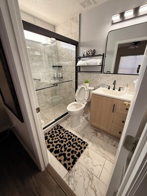 Hair dryer, towels, soap, shampoo - Charming 3-bedroom house in Southern Dunes with enclosed private pool (Haines City)