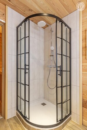 Shower, hair dryer, towels - CHALET LE 179 - LE CORBIER VILLAREMBERT (LE CORBIER VILLAREMBERT)