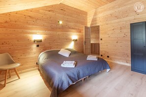 2 bedrooms, iron/ironing board, bed sheets