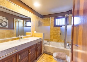 Hårtørrer, bidet, håndklæder
