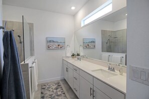Shower, towels - Lakefront 4/3 Englewood home - Pet friendly - Palm Whisper Cottage (Englewood)