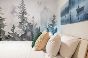 4 bedrooms, desk, iron/ironing board, free WiFi - New !!  Arbora Tremblant Penthouse | Private Hot Tub + Rooftop Terrace (Mont-Tremblant)