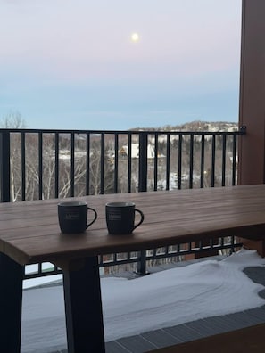 Outdoor dining - New !!  Arbora Tremblant Penthouse | Private Hot Tub + Rooftop Terrace (Mont-Tremblant)