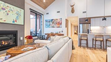 TV connectée, cheminée, jeux vidéo