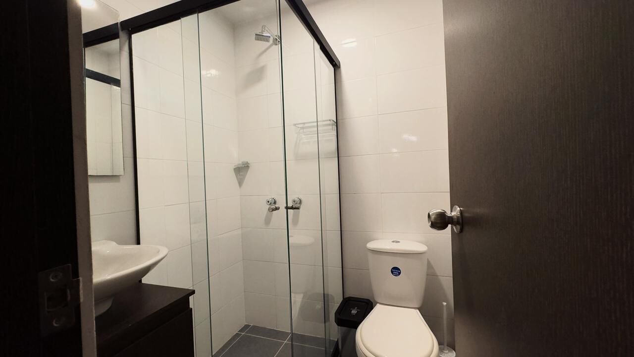 Regadera, secadora de cabello, jabón, papel de baño 