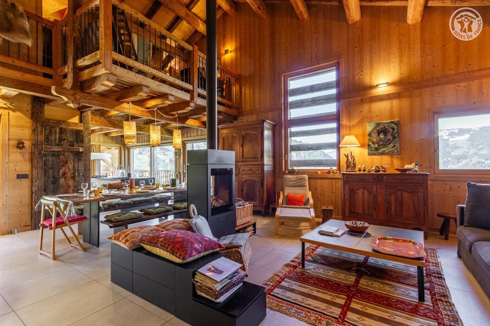 Smart TV, chimenea y estéreo 