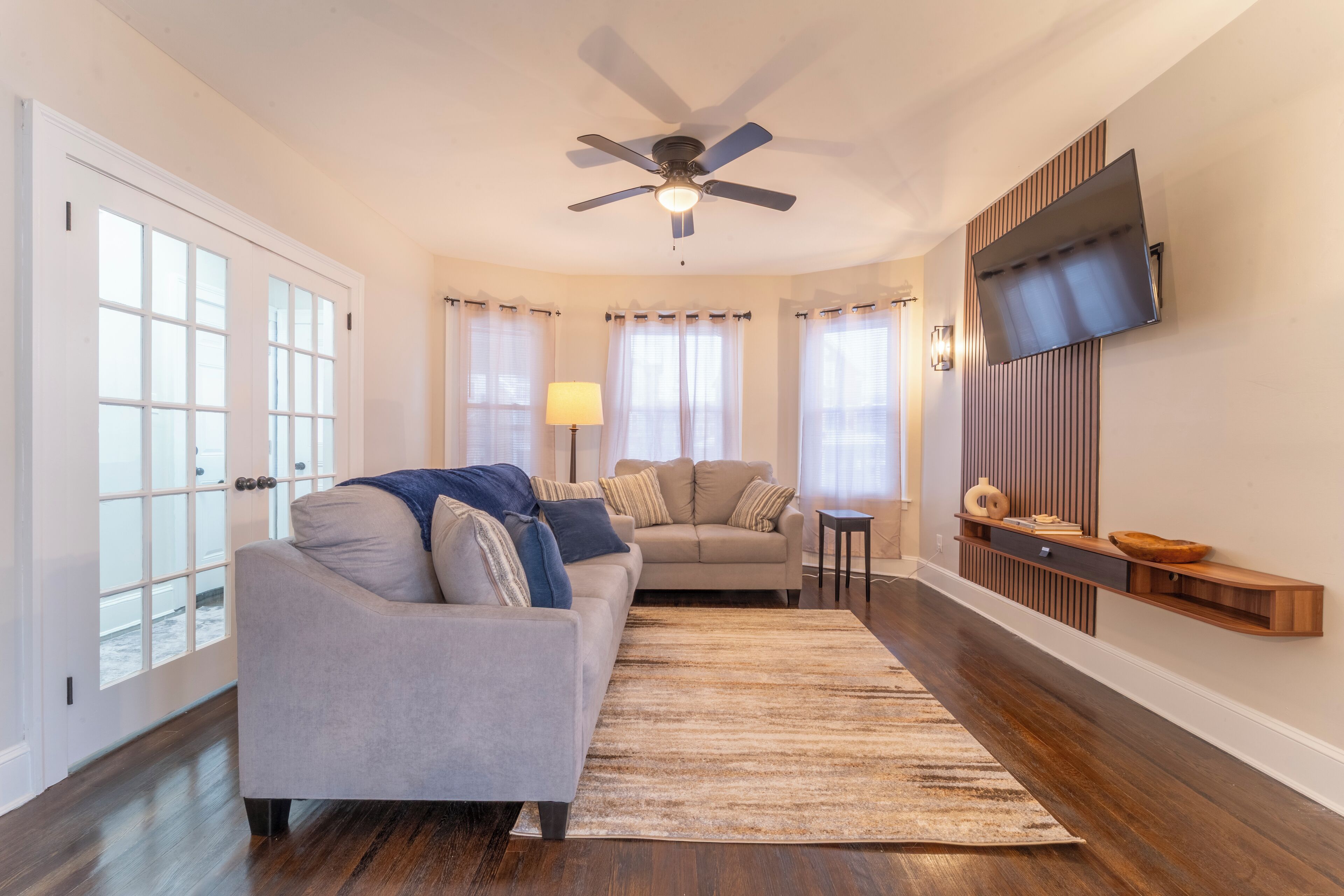 Een smart-tv en boeken