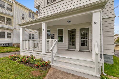 Spacious Modern 2-Bedroom - New Furniture & Garage Parking