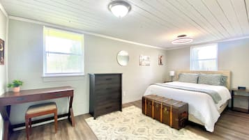 Iron/ironing board, free WiFi, bed sheets