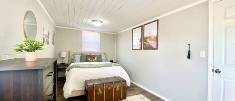Tabla de planchar con plancha, wifi gratis y ropa de cama