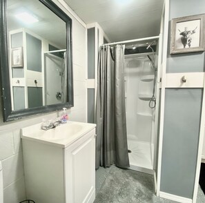 Shower, hair dryer, towels, soap - Cozy 1-bedroom cottage in welcoming Calvert City with AC and heat (Calvert City)