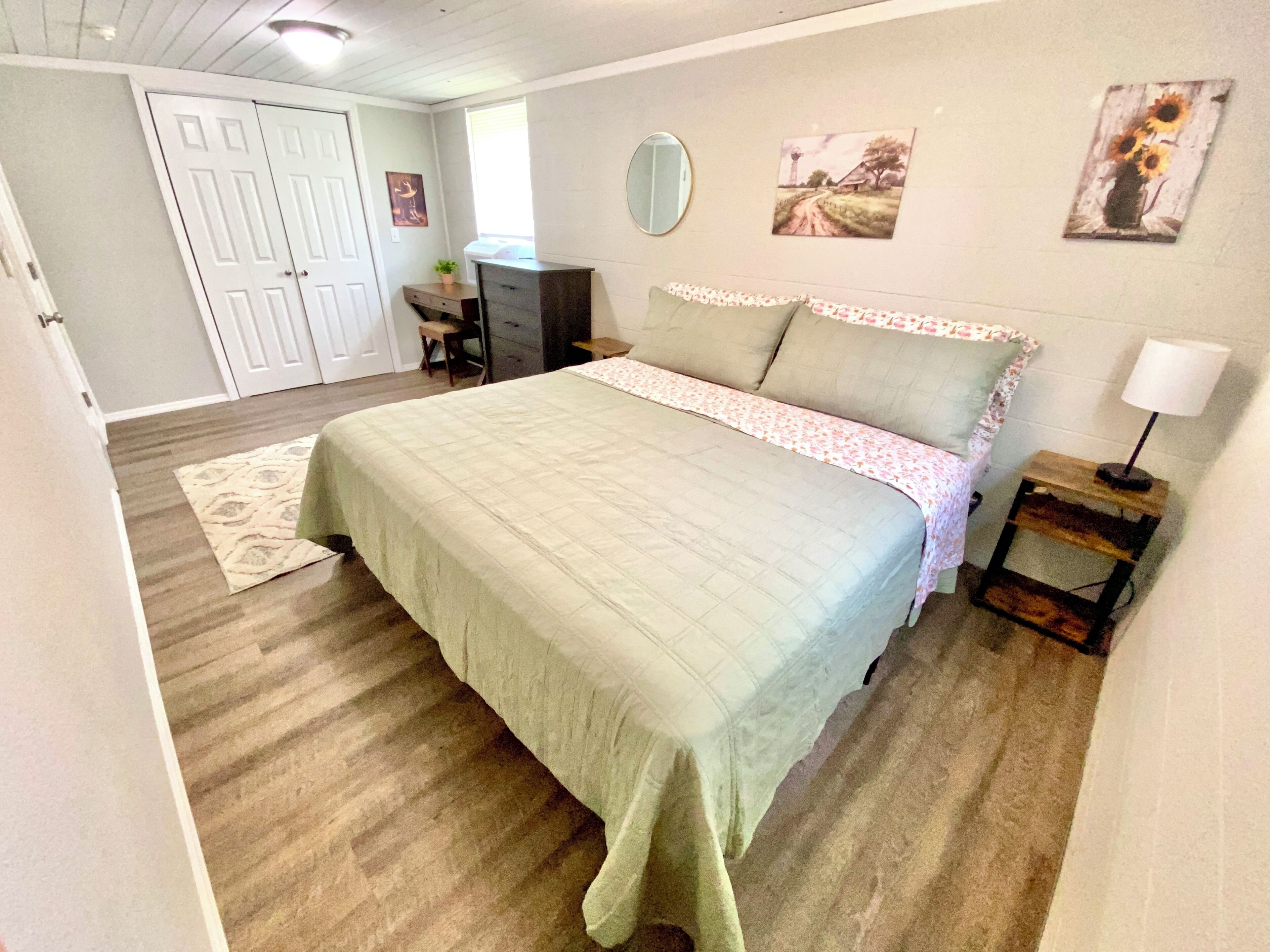 Iron/ironing board, WiFi (free), bed sheets