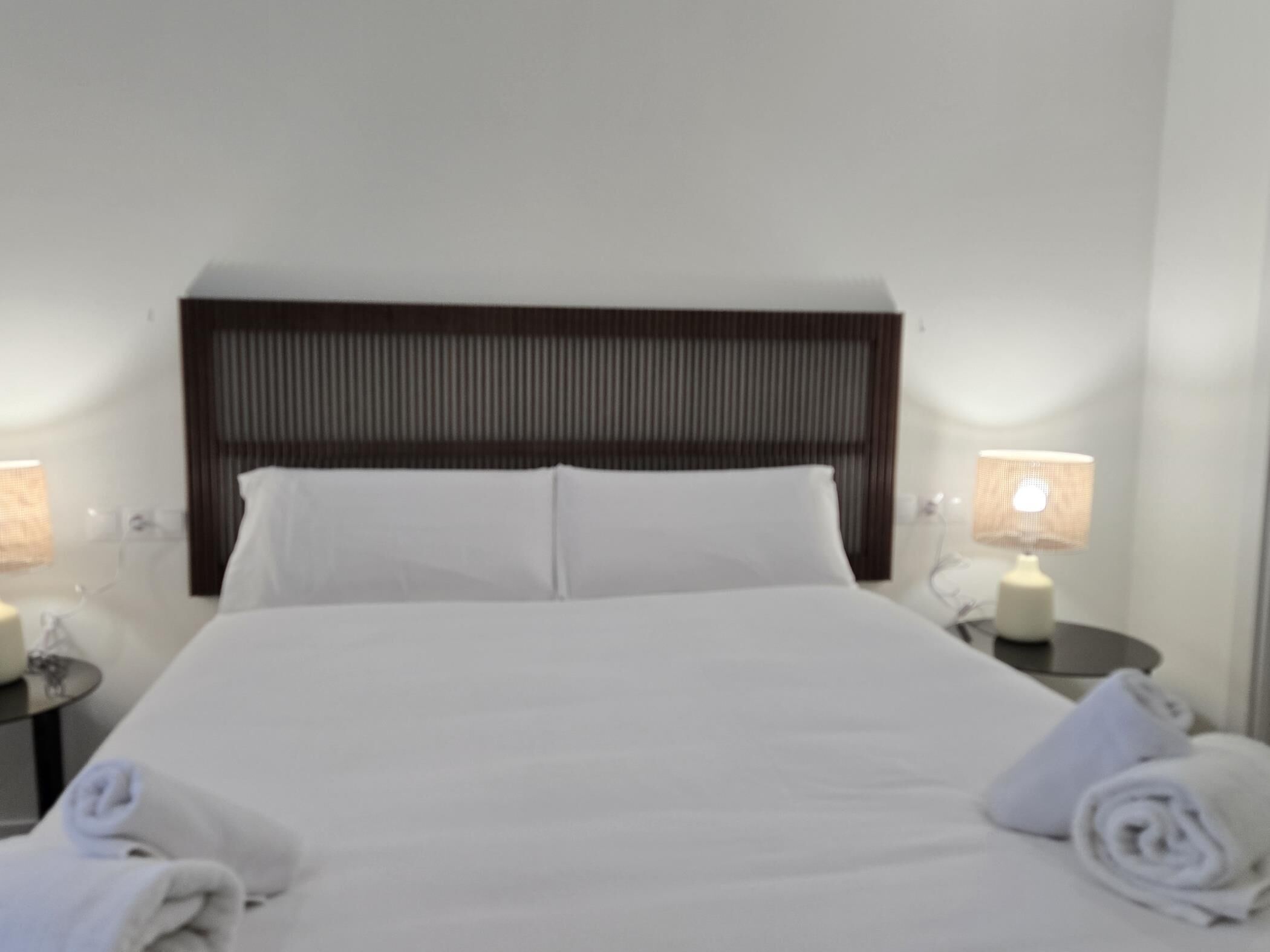 Tabla de planchar con plancha, acceso a internet y ropa de cama 