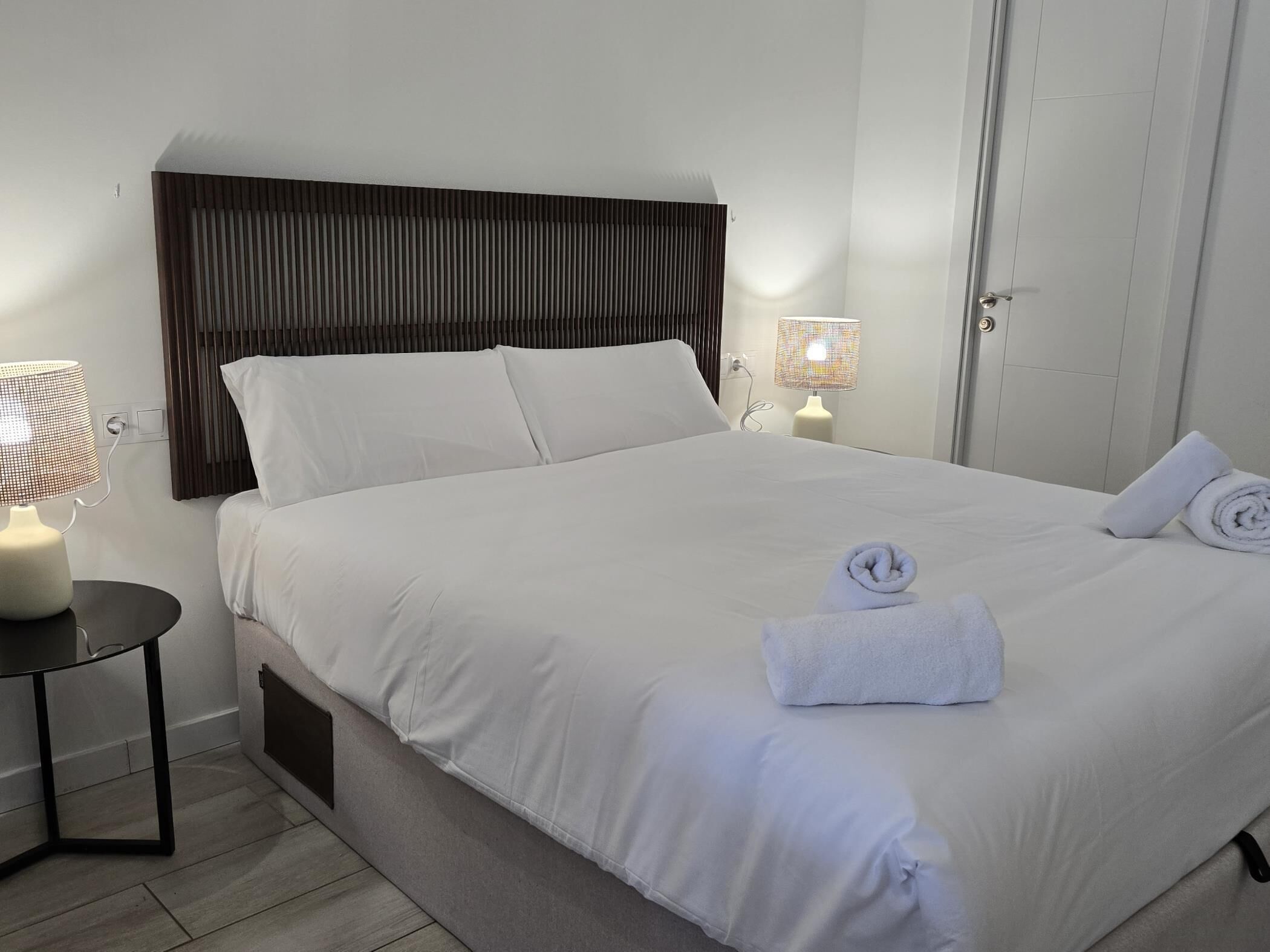 Een strijkplank/strijkijzer, internet, beddengoed