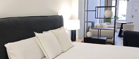 Een strijkplank/strijkijzer, internet, beddengoed