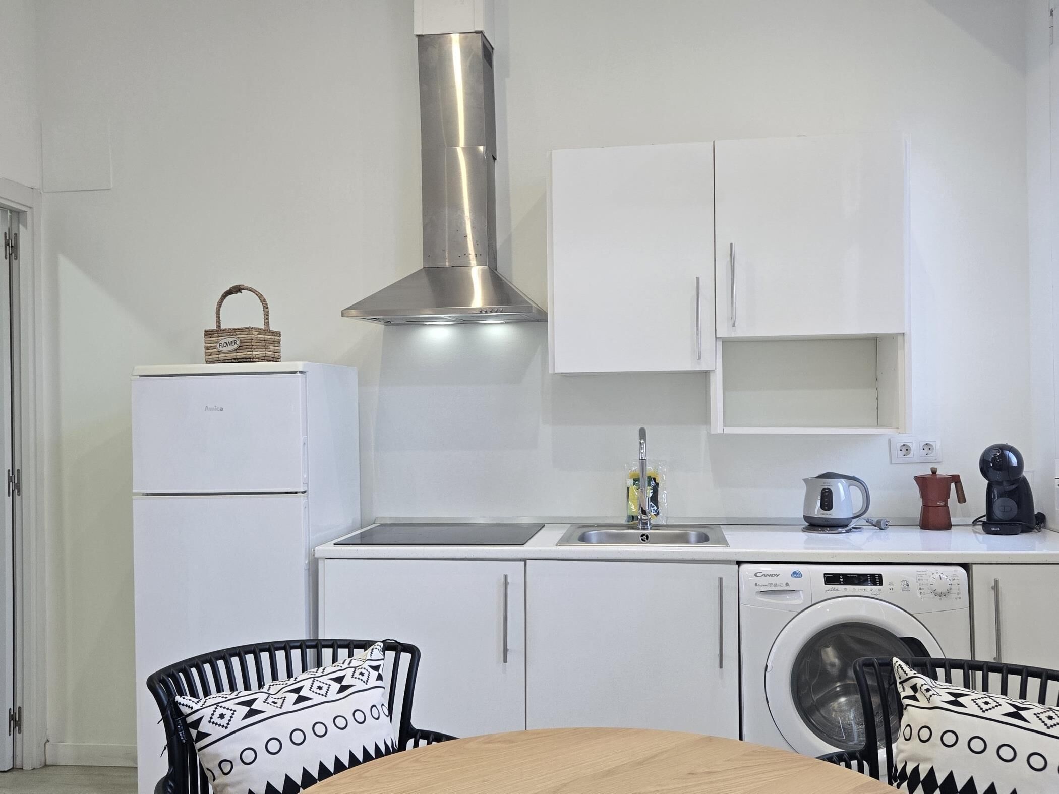 Réfrigérateur, micro-ondes, cafetière/bouilloire, grille-pain