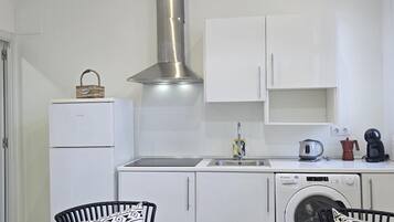 Réfrigérateur, micro-ondes, cafetière/bouilloire, grille-pain