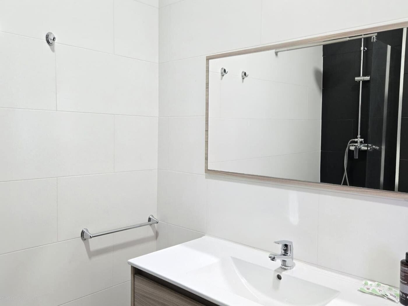 Ducha, secador de pelo y toallas