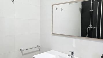 Ducha, secador de pelo y toallas