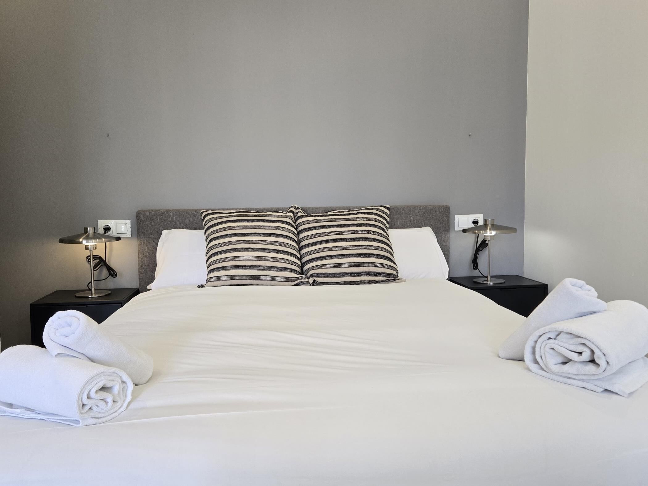 Een strijkplank/strijkijzer, internet, beddengoed