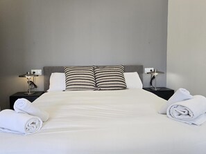 Een strijkplank/strijkijzer, internet, beddengoed