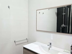 Dusche, Haartrockner, Handtücher