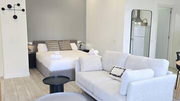 Tabla de planchar con plancha, Internet, ropa de cama