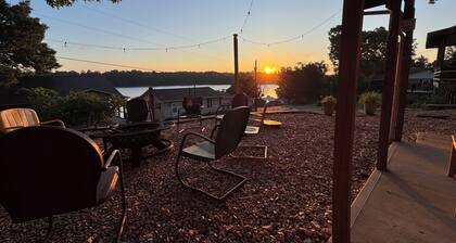 Hidden gem Shell Knob, MO! Lake views, boat parking, 2 min walk to water!
