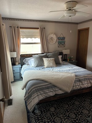 Escritorio, tabla de planchar con plancha, cuna de viaje y wifi gratis