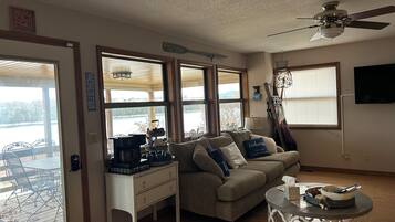 Smart-TV, Tischfußball, Tischtennisplatte, Bücher