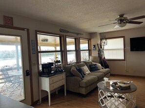 Smart TV, futbolito, tenis de mesa y libros