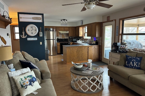 Smart-tv, tafelvoetbal, een tafeltennistafel en boeken