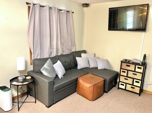 Una Smart TV, un futbolín, una mesa de tenis de mesa, libros