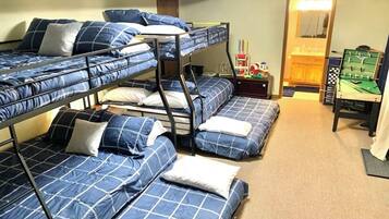 Una scrivania, ferro/asse da stiro, culla da viaggio, Wi-Fi gratuito