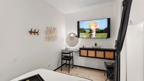 1 bedroom, in-room safe, desk, iron/ironing board - 1AN Farm Stay at a Luxury Barndominium Fluffy Cows in the field & get Fresh Eggs (Jefferson City)